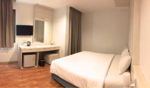 曼谷十星酒店的酒店客房设有床和水槽