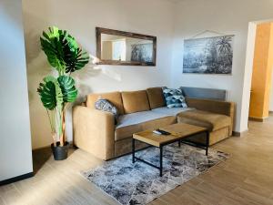 贝尔格莱德Enjoy Gardos apartment的客厅配有沙发和桌子