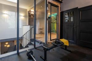 豪达ShortStay Gouda的一个带跑步机和玻璃墙的健身房