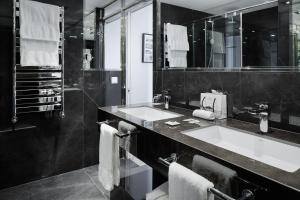 圣塞瓦斯蒂安伦德雷斯茵格拉特拉酒店的一间带两个盥洗盆和大镜子的浴室