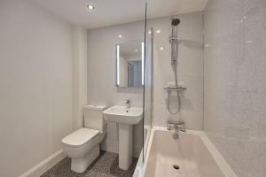惠特比Host & Stay - Beach Haven的浴室配有卫生间、盥洗盆和淋浴。