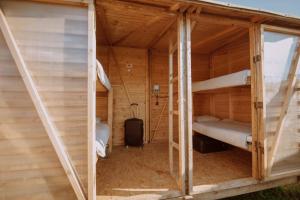 施皮尔贝格Event Lodge Camping Spielberg的享有带双层床的小木屋的亚雅尔景致