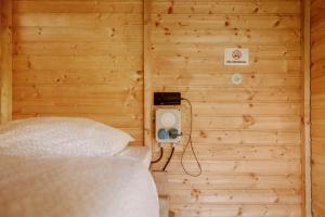 施皮尔贝格Event Lodge Camping Spielberg的小房间,木墙里设有一张床
