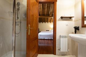 列尔加内斯Posada 3 Valles的浴室设有通往卧室的门。
