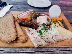 安嫩海姆Gemütliche Ferienwohnung的一块食物,包括肉、面包和蔬菜