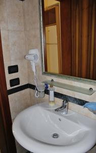 圣凯撒利亚温泉唐诺宫度假屋的浴室设有白色水槽和镜子