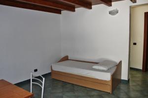 圣凯撒利亚温泉唐诺宫度假屋的卧室配有1张床、1张桌子和1把椅子