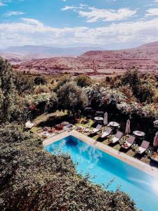 拉拉塔可库斯特Les terrasses du Lac Marrakech的享有游泳池的空中景致,配有椅子和遮阳伞