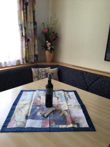 卡普尔Apart Beate的一张桌子,上面放着一瓶葡萄酒和两杯酒