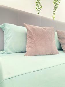 普拉亚Best Rooms - Quarto 1 Plateau的沙发上坐下来的一大堆枕头