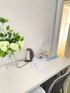普拉亚Best Rooms - Quarto 1 Plateau的一张白色的桌子,上面有花瓶