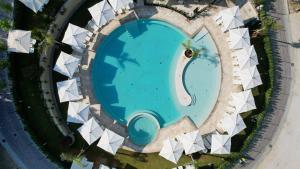 罗马弗莱米尼欧田园小屋花园酒店的大楼游泳池的顶部景色