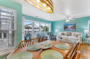 泰比岛South Beach Views的客厅配有桌椅和沙发