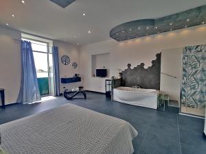 巴科利Borgo Blu的卧室配有床和浴缸