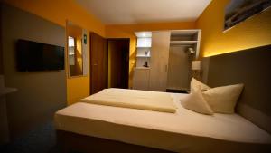 格洛米茨Hotel Windspiel的卧室配有带白色枕头的大床