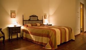 卡鲁塞多佩雷利纳乡村民宿的一间卧室设有一张大床和两个床头柜