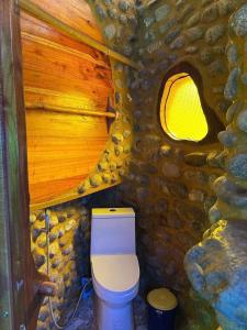 Ban Tha Phaeลีลา โฮมสเตย์ Leela Homestay的石墙内带卫生间的小浴室
