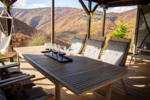 Muntele ReceAmonte Mountain Resort的山景甲板上的木桌