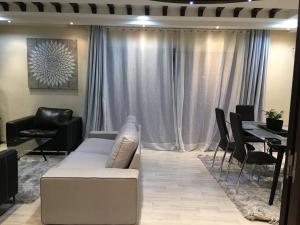 卡萨布兰卡Nice Apartment For Families- Bd Ghandi- Casablanca的客厅配有沙发和桌椅