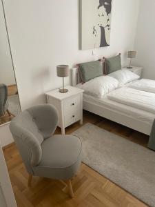 格拉茨Apartment Congress Graz的客厅配有床和椅子