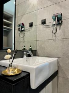 吉隆坡EUcation Home - Opus Residence的浴室设有白色水槽和镜子