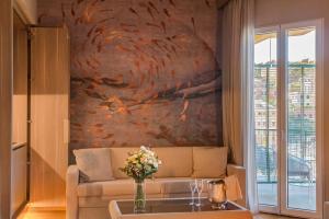 东塞斯特里Miramare Suites的客厅配有沙发和墙上的绘画