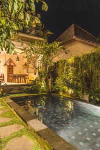 乌布Divara Ubud的夜间在房子前面的游泳池