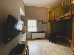 比托姆茵纳奇公寓的一间配有平面电视的客厅和楼梯