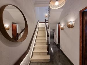 大加那利岛拉斯帕尔马斯Compass House的走廊设有圆形镜子和楼梯
