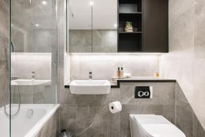 伦敦CitySpace Acton的浴室配有盥洗盆、卫生间和浴缸。