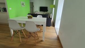 费罗尔Piso en el centro para 4 personas - Plaza Amboage - WIFI的客厅配有白色的桌椅