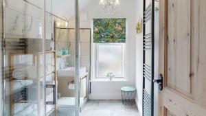 曼斯菲尔德Princely House Corporate, business & family Home的一间带水槽和窗户的浴室