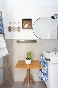 波里斯-德阿沃纳Home2Book Design & Breathtaking Sea Views El Porís的浴室设有小桌子和水槽