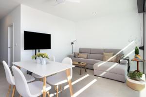 波里斯-德阿沃纳Home2Book Design & Breathtaking Sea Views El Porís的客厅配有白色桌子和沙发