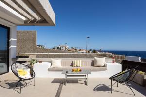 波里斯-德阿沃纳Home2Book Design & Breathtaking Sea Views El Porís的一个带沙发和椅子的庭院和大海