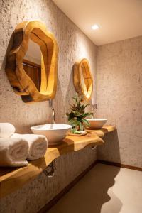 圣米格尔-杜斯米拉格里斯POUSADA ZAYA的浴室设有2个水槽和2面镜子