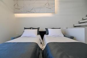 斯塔夫罗斯瑞西欧斯酒店的两张睡床彼此相邻,位于一个房间里