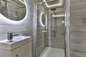 谢菲尔德Large, Modern Apartment with En-suites, Wifi, Parking by Ark SA的带淋浴、盥洗盆和镜子的浴室