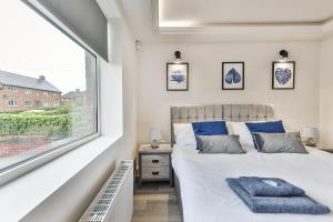 谢菲尔德Large, Modern Apartment with En-suites, Wifi, Parking by Ark SA的一间卧室设有一张床和一个大窗户
