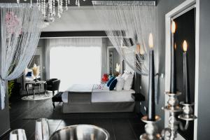 谢勒Suite avec piscine privée的一间卧室配有一张带窗帘和桌子的床