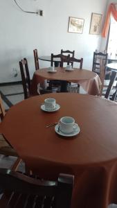 福尔摩沙HOTEL FERMOZA的两张桌子和椅子,上面有杯子和碟子