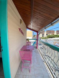 圣吉尔莱班海滩酒店的阳台配有紫色的桌椅