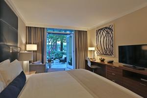 迈阿密多罗尔西迈阿密洲际酒店的酒店客房配有一张床、一张书桌和一台电视。