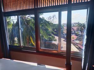 达累斯萨拉姆Serene Beach Resort的卧室窗户享有棕榈树的景致