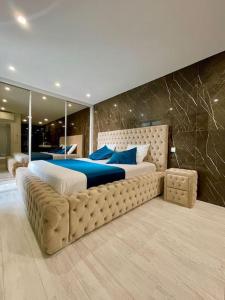 ArcozeloNova Mansão LA的大卧室配有一张带蓝色枕头的大床