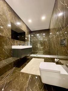 ArcozeloNova Mansão LA的一间带卫生间和水槽的浴室