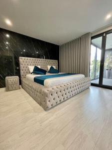 ArcozeloNova Mansão LA的一间卧室配有一张带蓝色枕头的大床