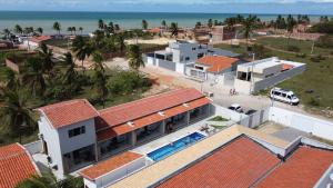 托鲁斯Joias do Nordeste - Chalés para Temporada的享有房子和海滩的空中景致