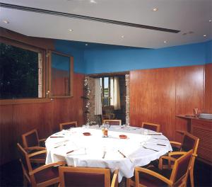 瑞达里那马略齐内斯旅馆的一间大型用餐室,配有白色的桌子和椅子