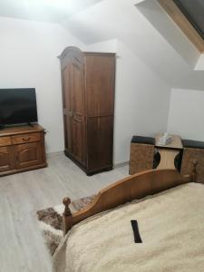 坎普朗莫道尼斯Casa Balan的一间卧室配有一张床、一台电视和一个梳妆台